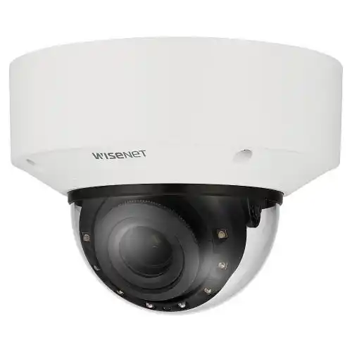 Een ervaren camerabeveiligingsspecialist voert professioneel zakelijke camerabeveiliging uit
